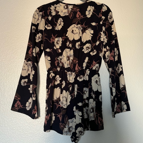 Floral Flowy Romper 🌸 - Picture 3 of 5